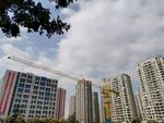 房子前的塔吊