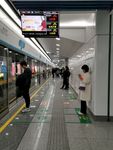 等地铁的人