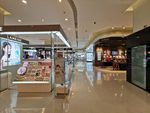 商场里的化妆品展柜