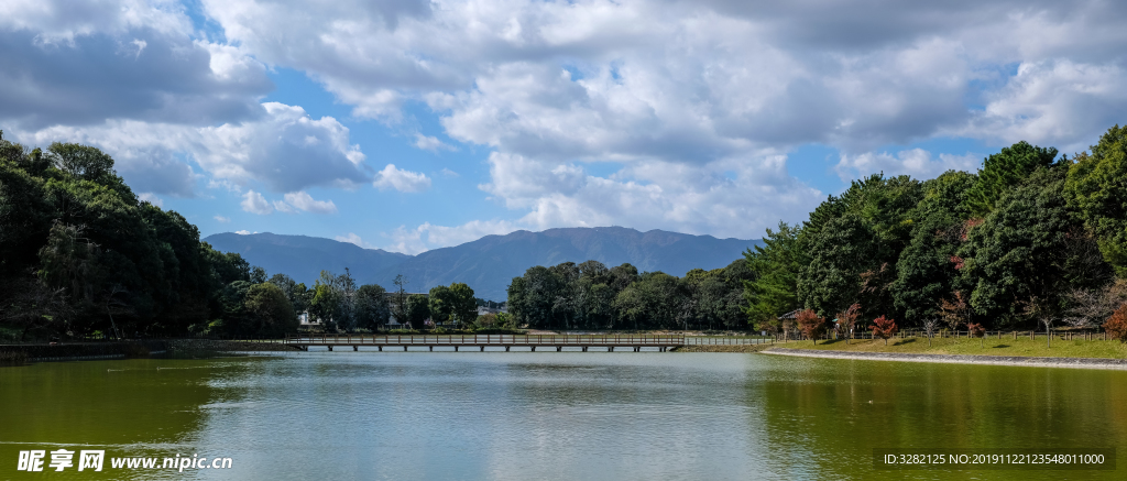 日本奈良县橿原神宫内湖全景