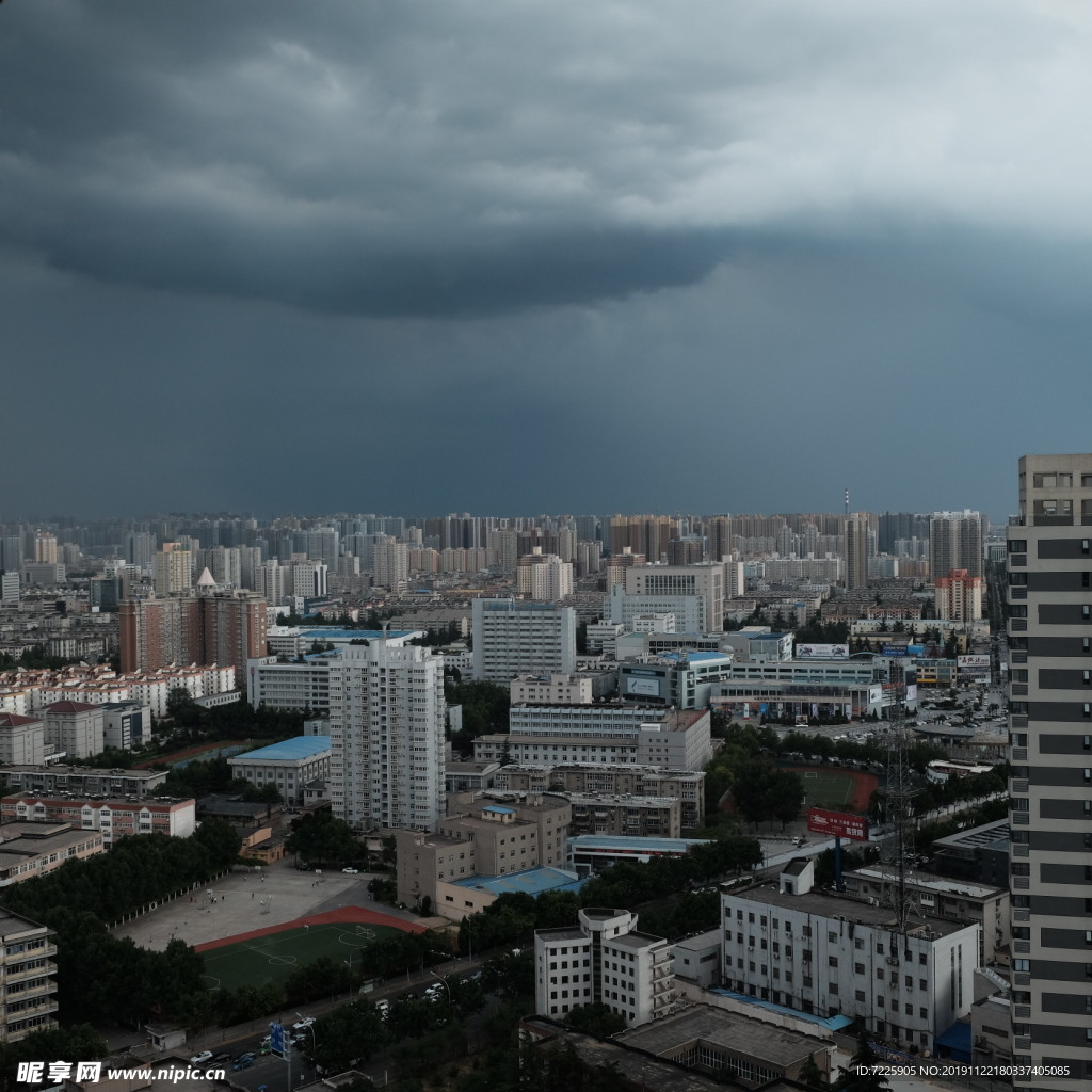 阴天的城市