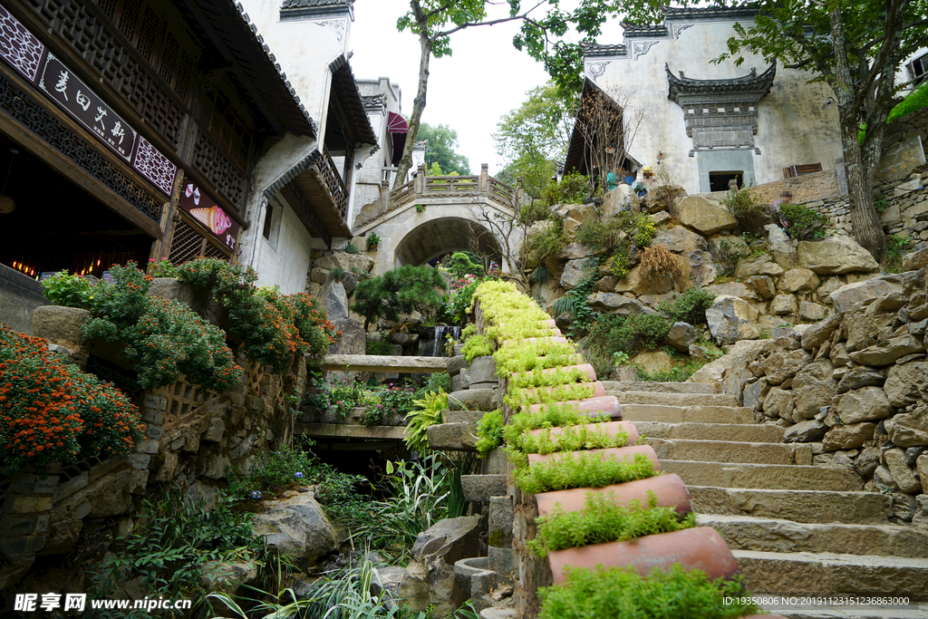 婺源篁岭的花溪水街景观