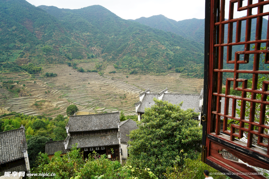 婺源篁岭的山坡梯田和建筑