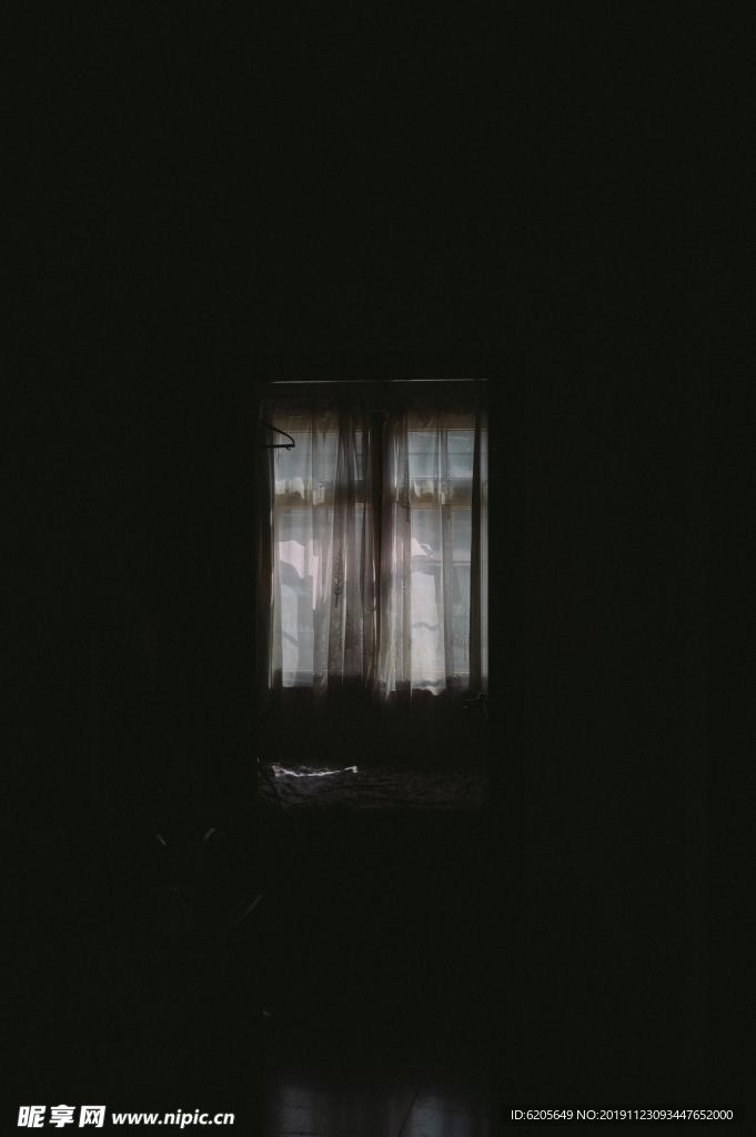乌漆嘛黑的小房子窗户亮着灯