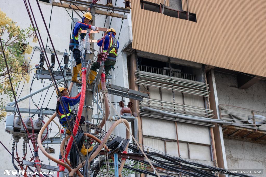 爬电线杆修电路的工人