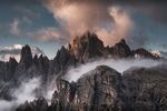 山峦山峰起伏云雾缠绕