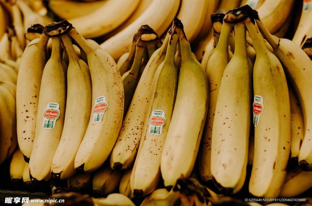 泛黄不新鲜的进口香蕉