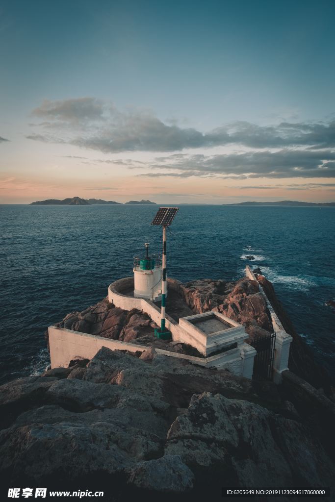 海边石头上的建筑