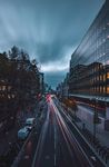 昏暗天空下的城市街道