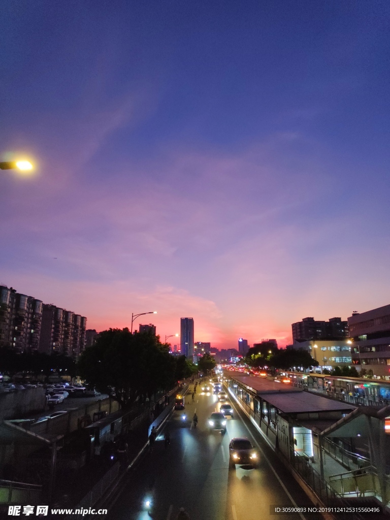 夜幕降临天空