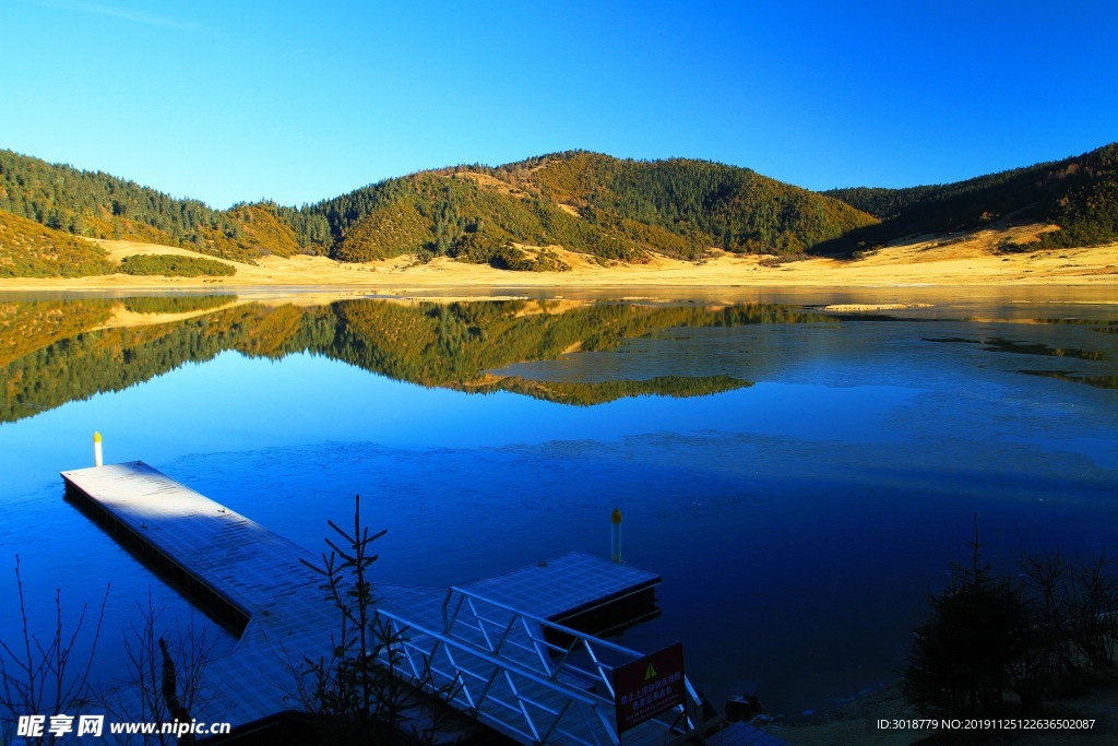 云南普达措国家公园属都湖