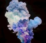 蓝色绿色和紫色墨水在水中旋转