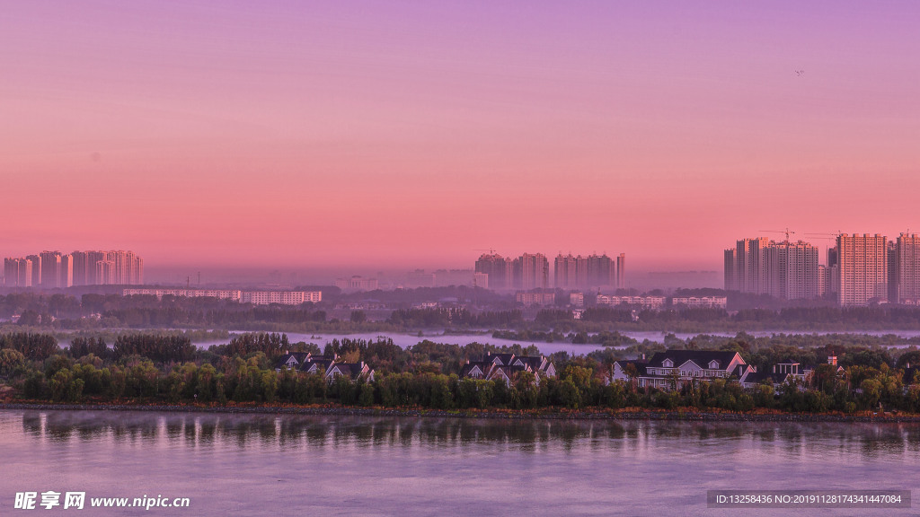 河边城市建筑风景