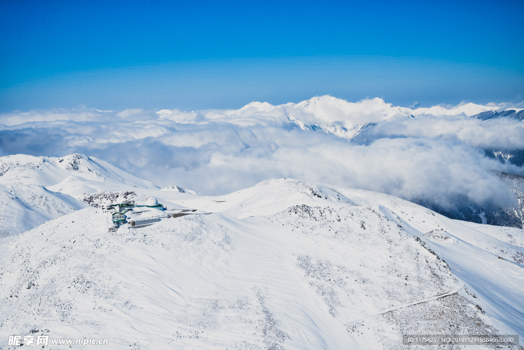 雪山云海风景