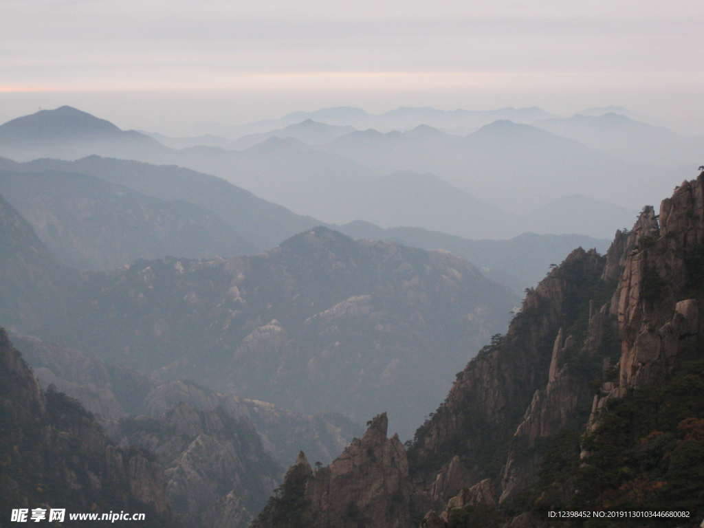 雾气袅绕山峰