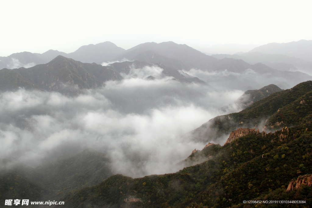 雾气袅绕山峰