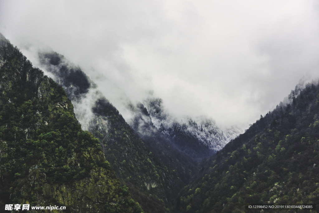 雾气袅绕山峰