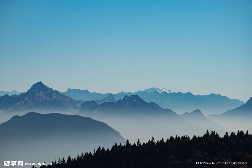 雾气袅绕山峰