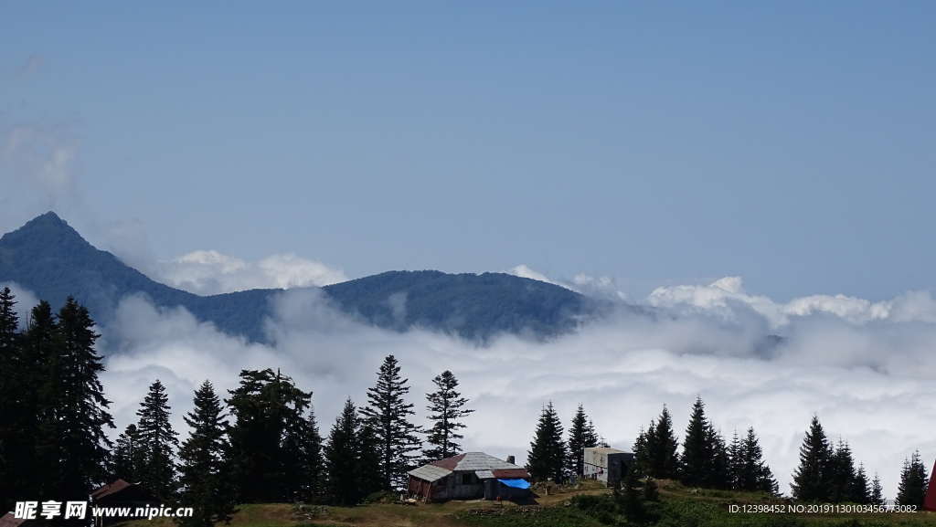 雾气袅绕山峰
