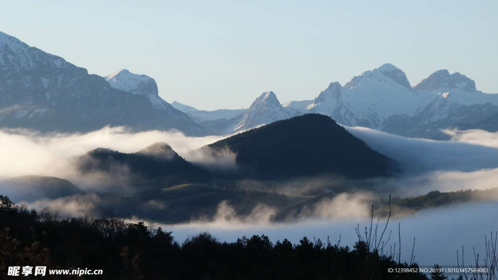 雾气袅绕山峰