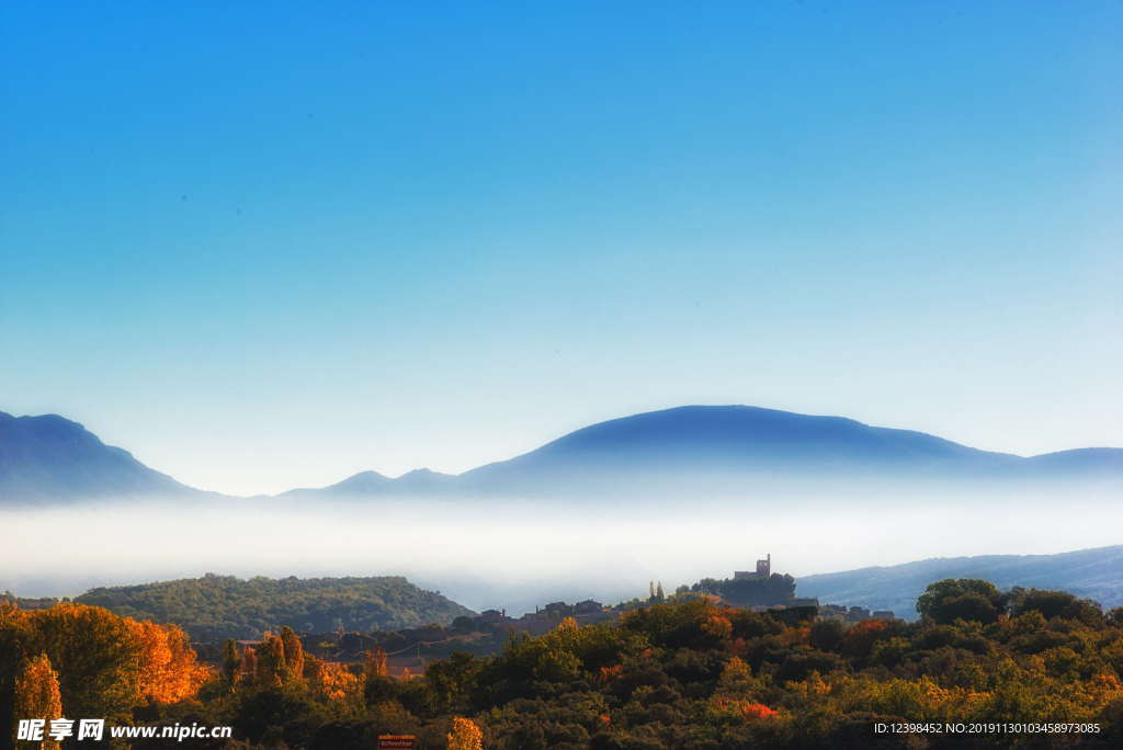 雾气袅绕山峰