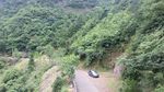 山路上的车