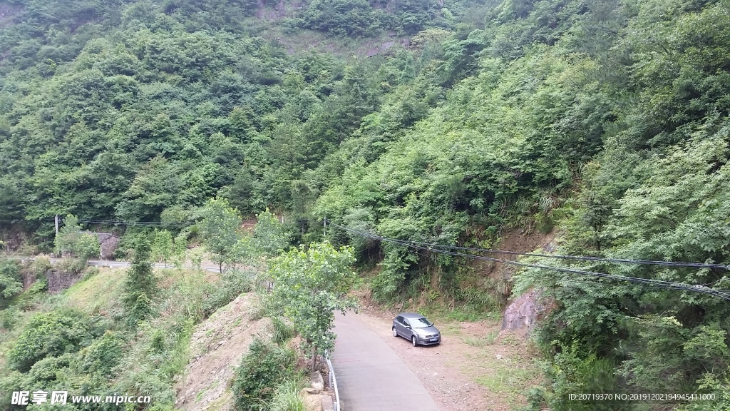 山路上的车