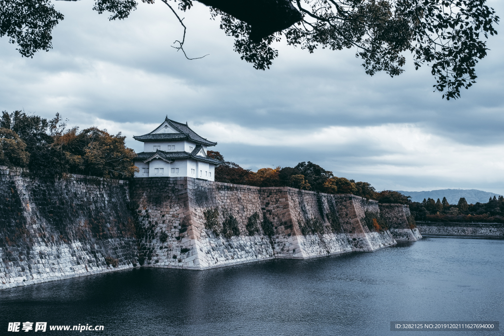 大阪城城墙角楼和护城河