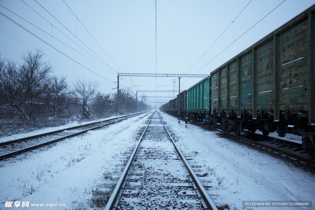 冬天 火车 铁轨 大雪 风景
