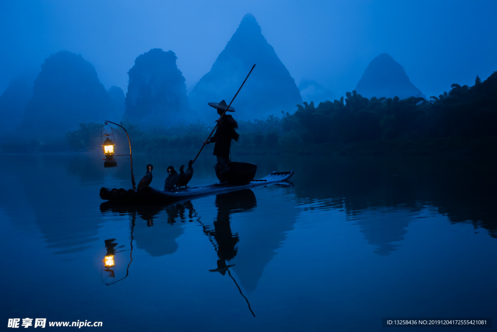 青山 绿水 夜景 渔民 小船