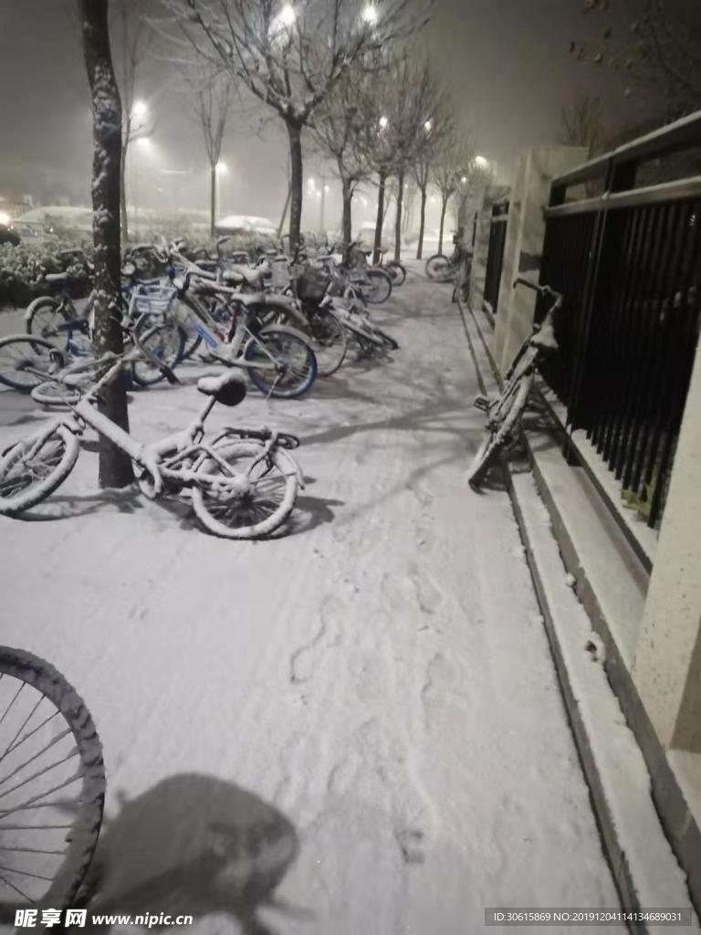 夜晚的雪