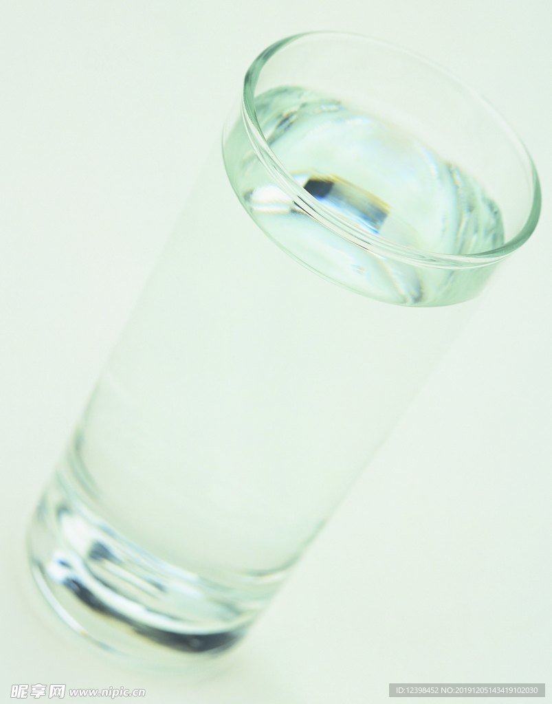 玻璃杯中的水
