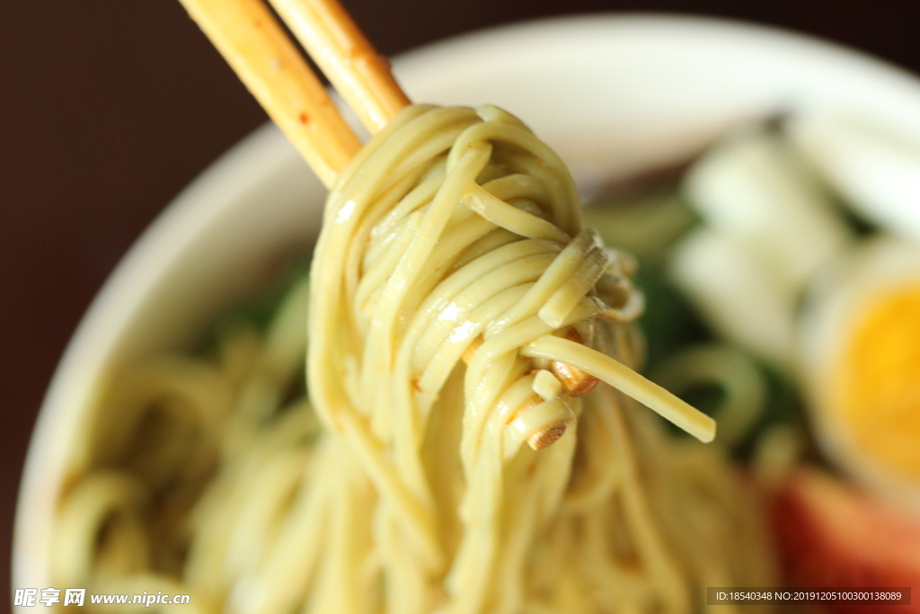 绿色面条 面条 蔬菜面条 苦荞