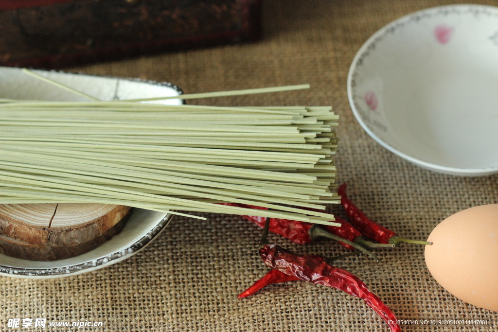 绿色蔬菜面条 苦荞面条