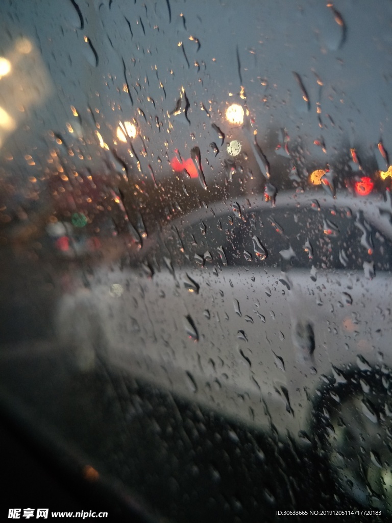 车窗上的雨滴
