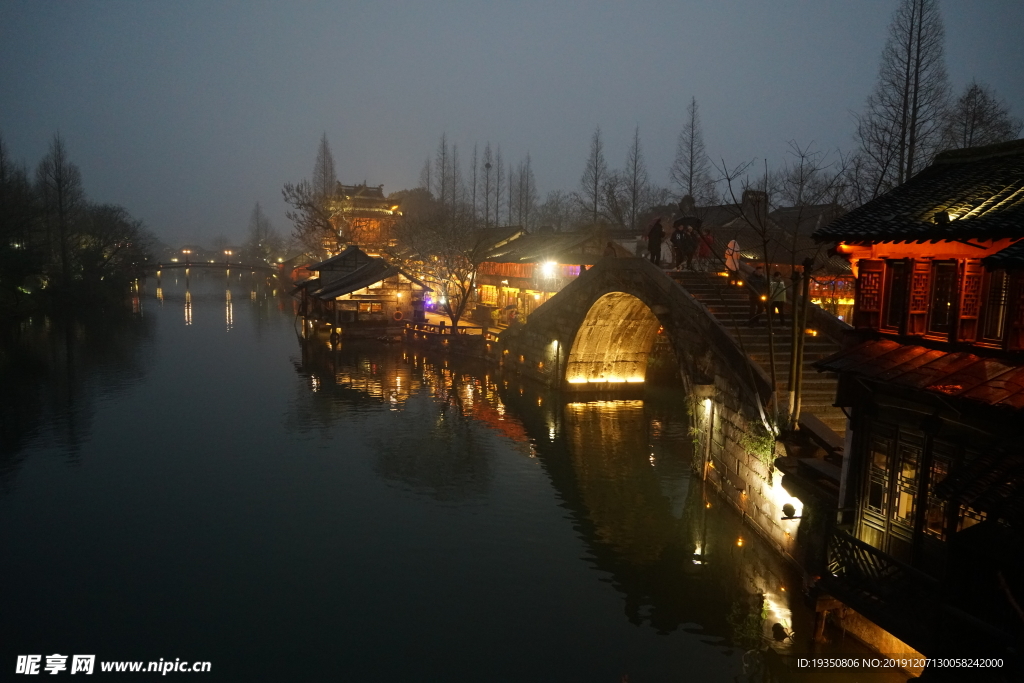 乌镇西栅河边建筑的夜景灯光