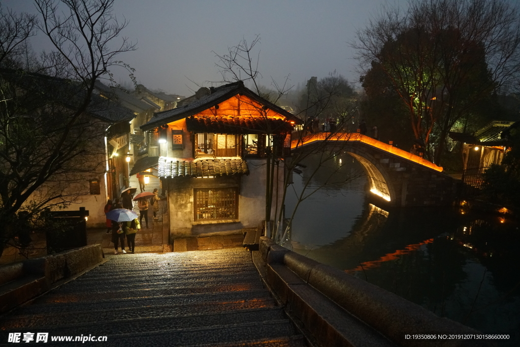 乌镇西栅夜景建筑和桥的灯光