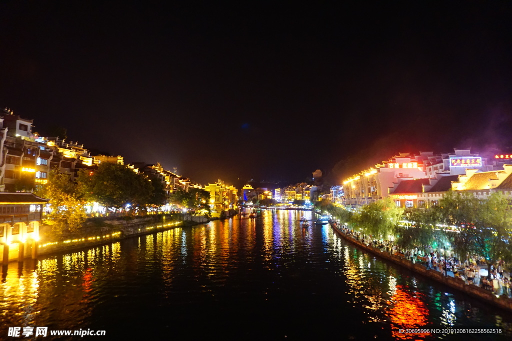 水边夜景