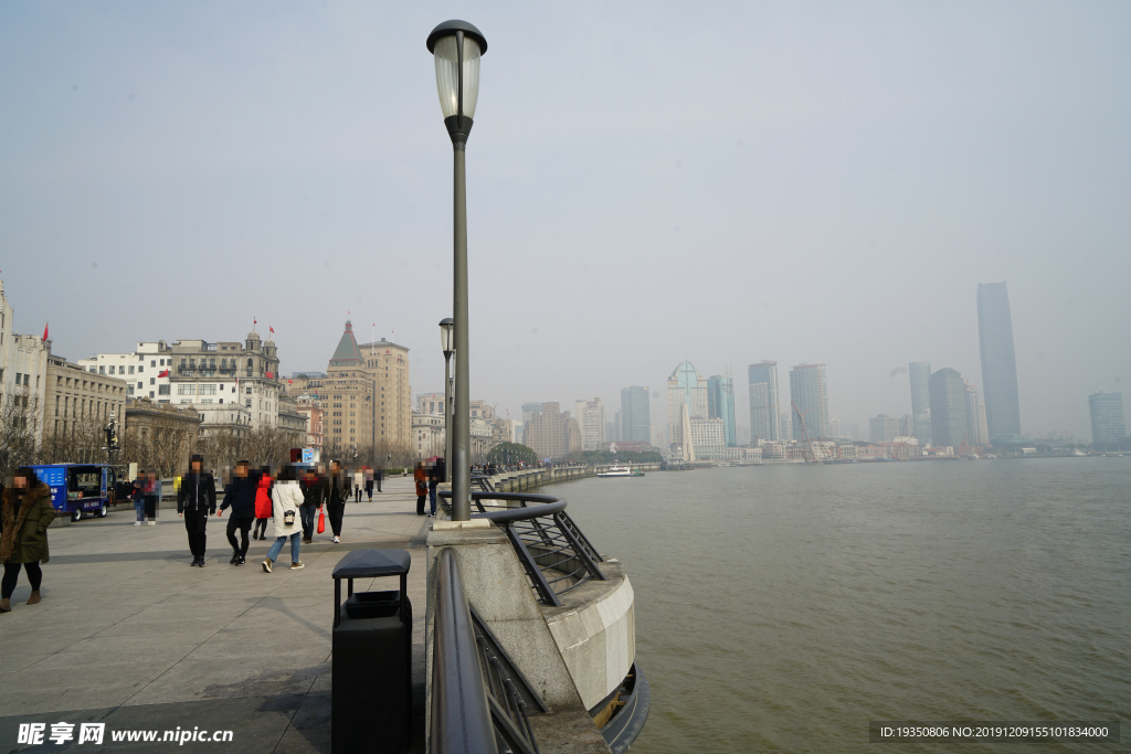 雾霾天气下的上海外滩景观