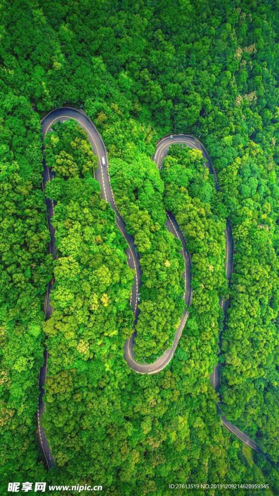 蜿蜒曲折的公路图片