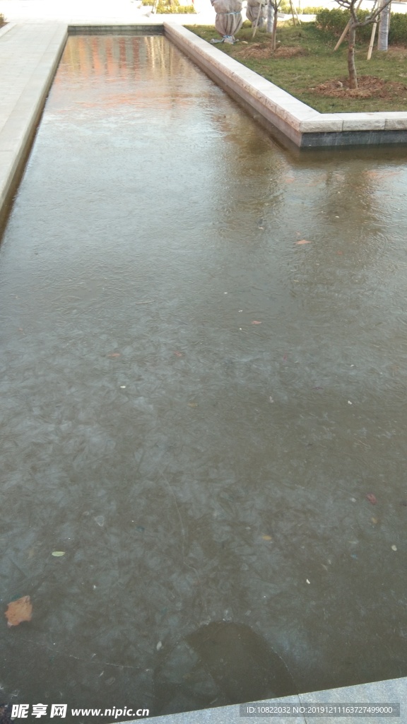 结冰的水池
