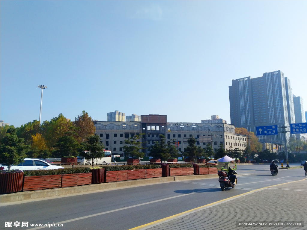 蓝天下的城市风景