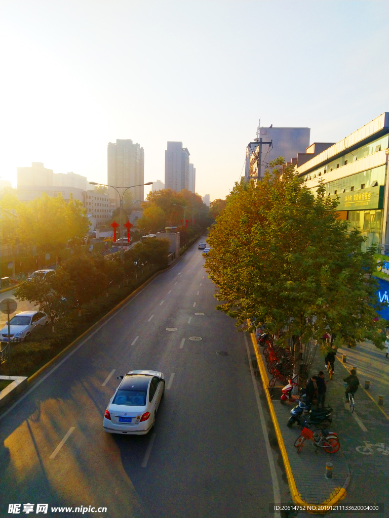 日暮下的城市风景