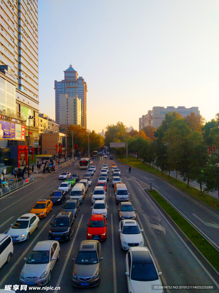 日暮下的城市风景