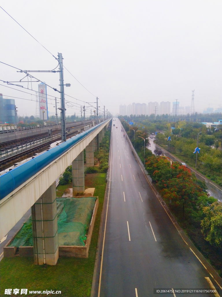 雨天的城市道路