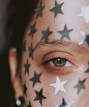 被装饰五角星围绕的眼睛