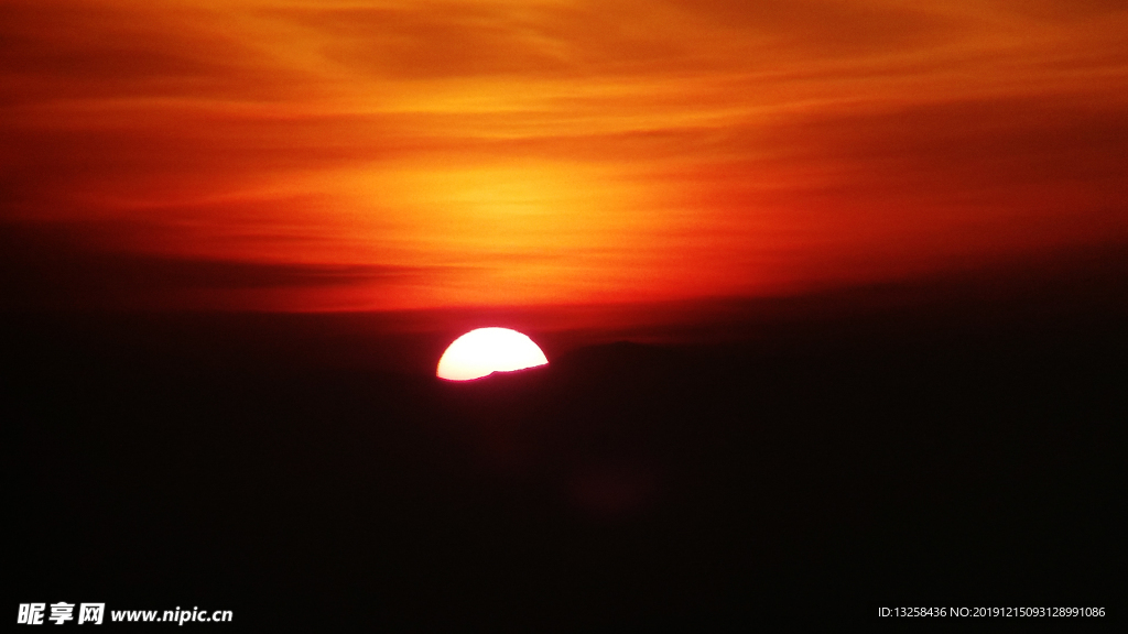 群山夕阳天空风景