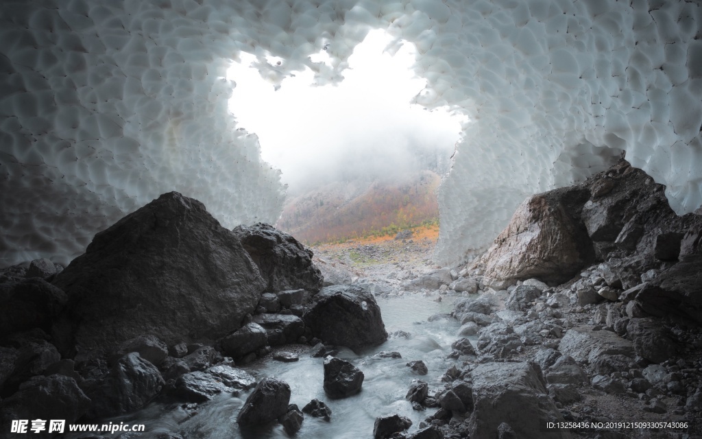 山洞冰雪河流