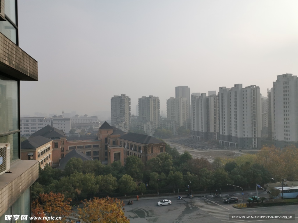 雾霾笼罩下的城市