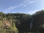 蓝天瀑布